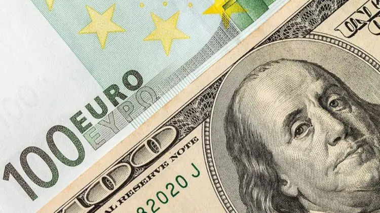 CURS VALUTAR 1 decembrie: Dolarul prinde putere, iar euro încearcă să țină pasul