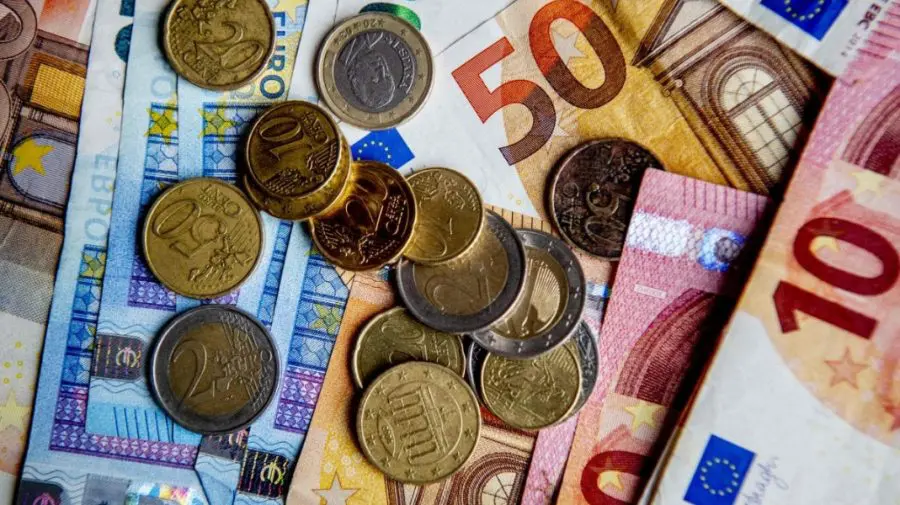 CURS VALUTAR 3 noiembrie: Euro pierde din nou teren în fața dolarului