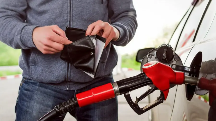 Economisim sau golim buzunarele? Cât vor costa carburanții în ultima zi a săptămânii