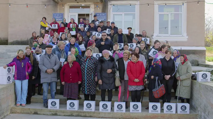 FOTO, VIDEO Coletele cu produse alimentare din partea asociației A.S.I.C.S. au ajuns în satul Crăsnășeni din Telenești