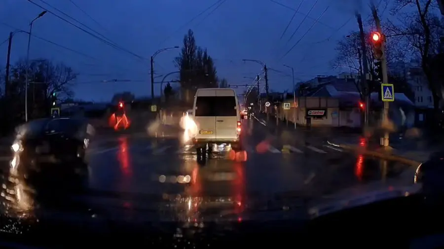 VIDEO Iresponsabilitate totală! Un șofer de microbuz din Capitală a pus în pericol viețile tuturor pasagerilor