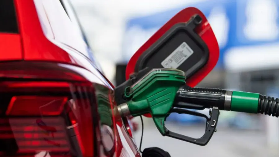 Bucuria șoferilor se transformă în scârbă! Motorina se ieftinește, iar benzina – se scumpește