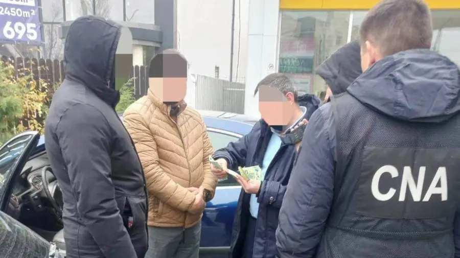 FOTO Libertatea costă 5500 de euro? Un avocat, reţinut după ce a încercat să îşi scape clientul de pedeapsă