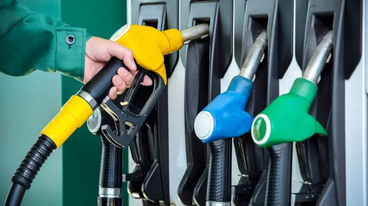 Tot mai scump! Cât vor plăti șoferii în weekend pentru un litru de benzină