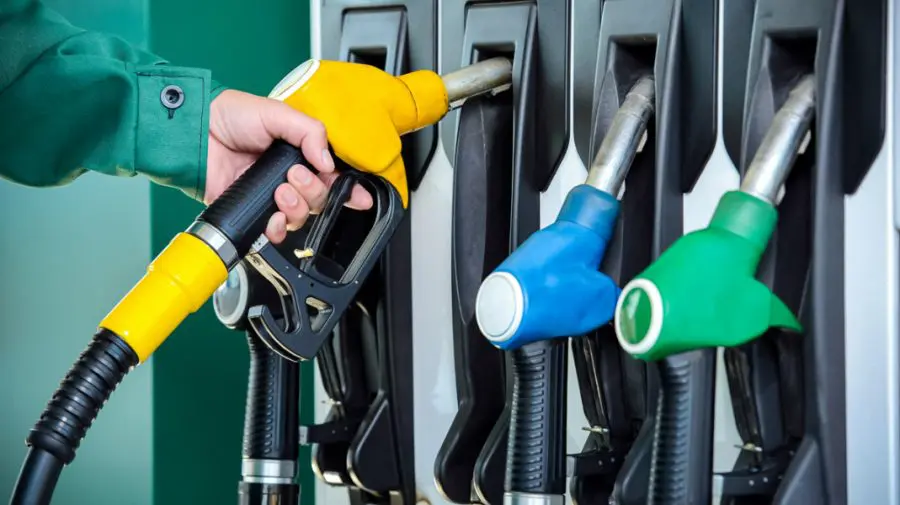 Tot mai scump! Cât vor plăti șoferii în weekend pentru un litru de benzină