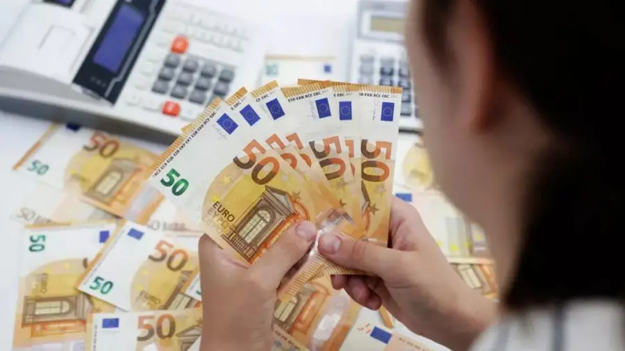 CURS VALUTAR 15 noiembrie: Pentru a doua zi consecutiv, euro detronează dolarul