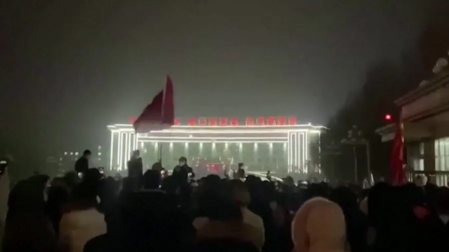 Chinezii, în stradă după blocaje anti-COVID și un incendiu devastator: „Ridicați-vă, cei care refuză să fie sclavi!”