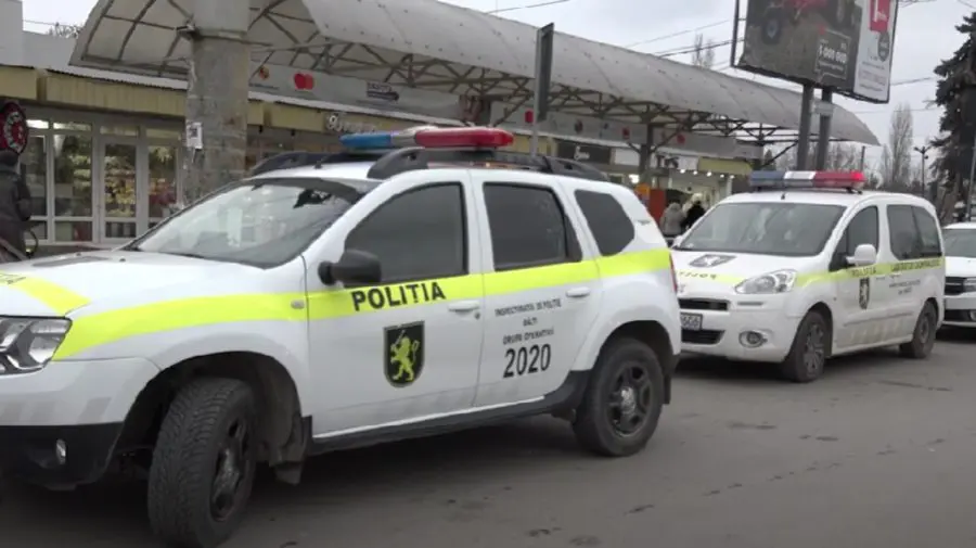 VIDEO Ziua-n amiaza mare, ca în vestul sălbatic. Un individ în cagulă a golit casa unei companii de microfinanțare