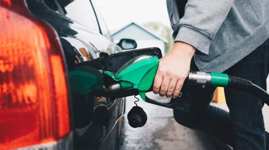 La sfârșit de săptămână, ANRE bucură șoferii! Cât costă carburanții vineri
