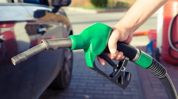 Motorină mai ieftină și benzină mai scumpă. Cât costă carburanții astăzi