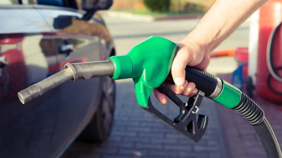 Motorină mai ieftină și benzină mai scumpă. Cât costă carburanții astăzi