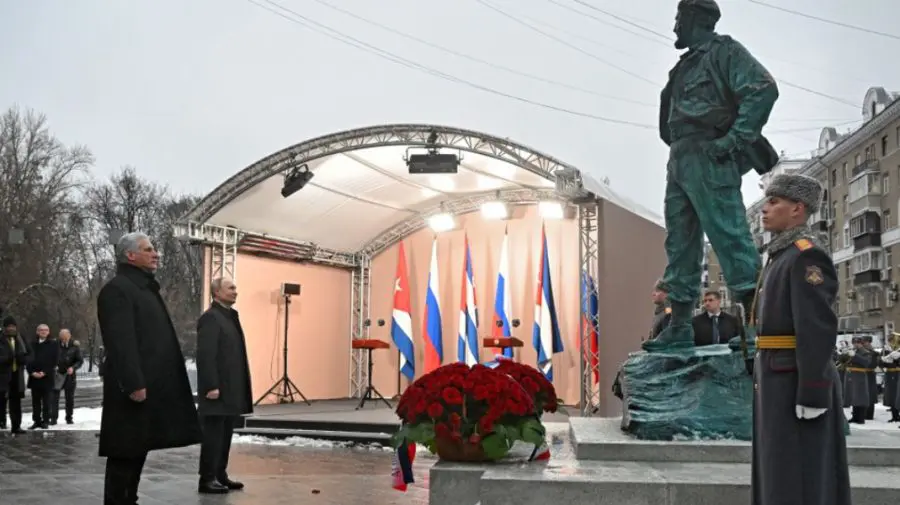 FOTO Revoluționarul Fidel Castro, omagiat la Moscova. Putin i-a dezvelit statuia, alături de președintele cubanez