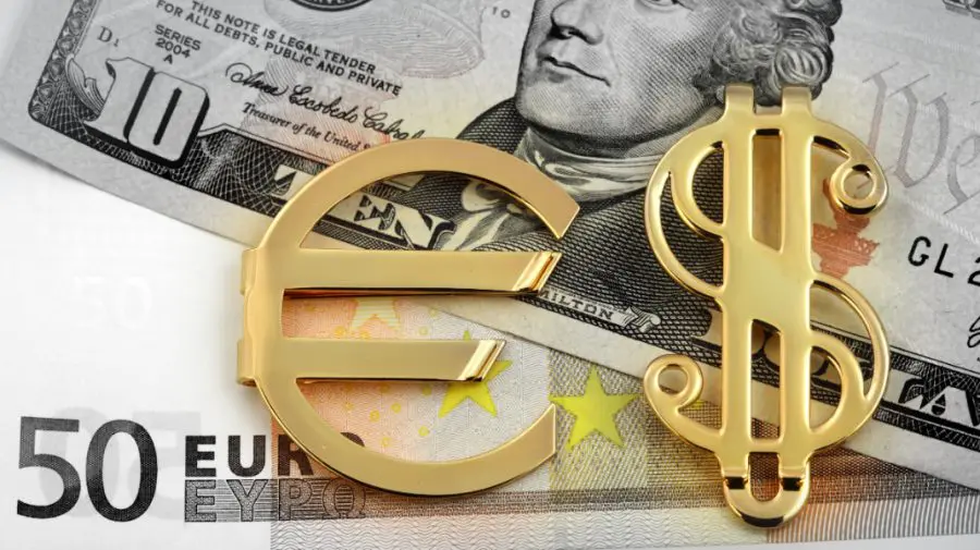 CURS VALUTAR 23 noiembrie: Valuta națională pierde poziții față de euro și dolar