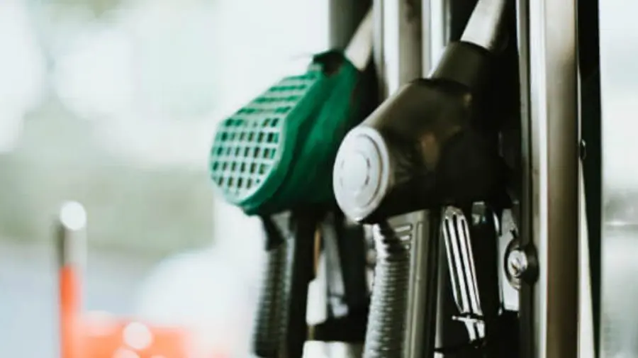 Veste bună pentru șoferi! Prețul carburanților coboară sub 25 de lei