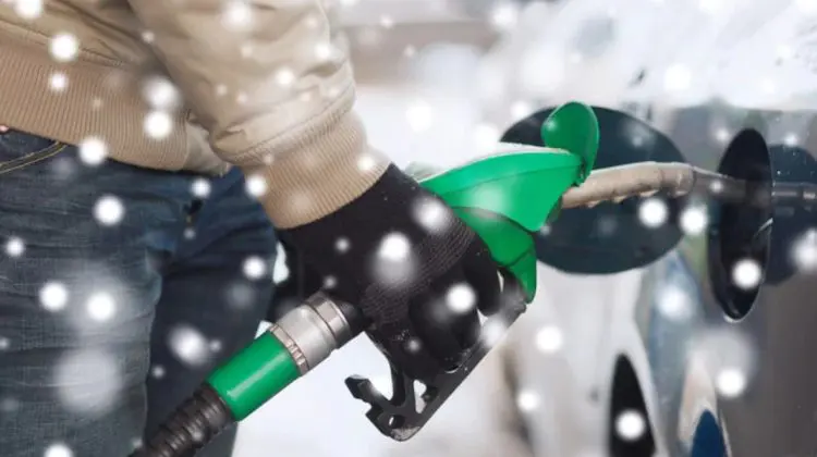 Intrăm în iarnă cu dreptul! Benzina se ieftinește cu 21 de bani. Cât costă motorina