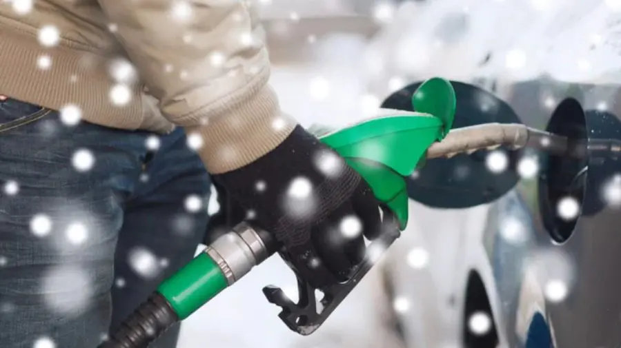 Intrăm în iarnă cu dreptul! Benzina se ieftinește cu 21 de bani. Cât costă motorina