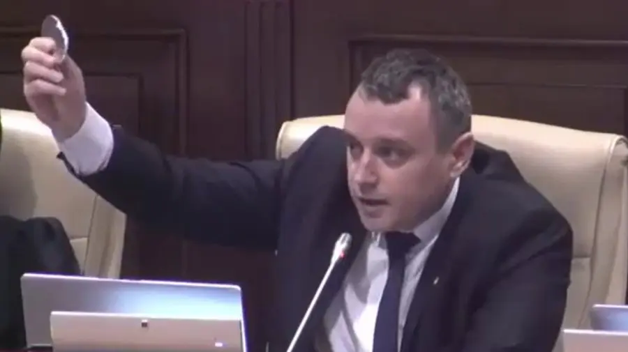 VIDEO Arginți pentru „Iuda” din Parlament. Un deputat BCS, „răsplătit” de doi cetățeni pentru „servilism către Putin”