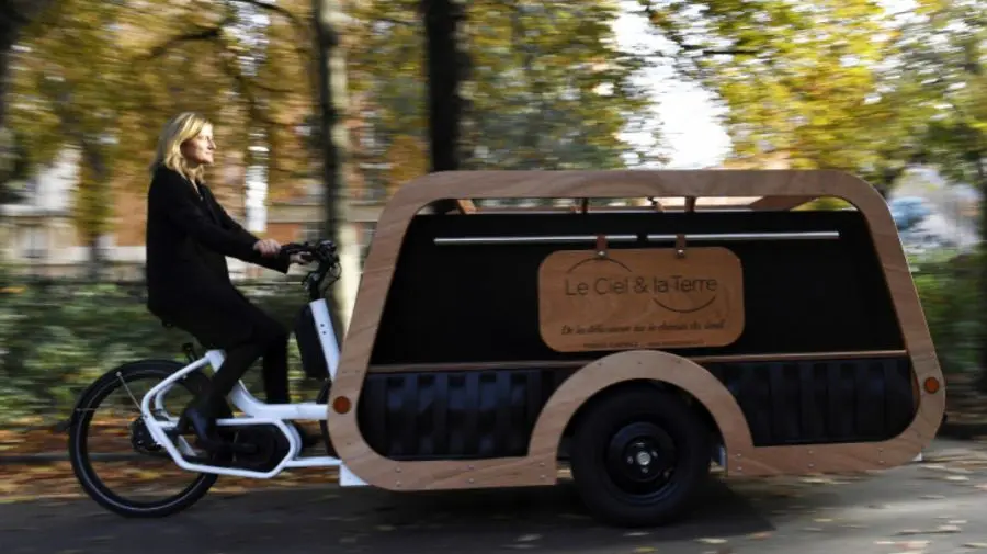 FOTO Înmormântări mai „verzi”. O antreprenoare își propune să transporte cadavre cu bicicleta