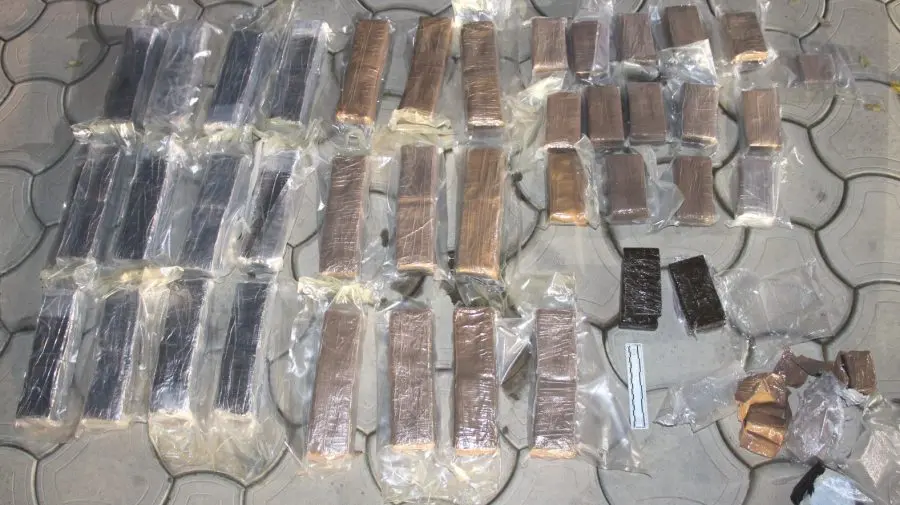 Droguri de peste 4 milioane de lei, aduse din Spania. Doi indivizi urmau să le transporte în Rusia