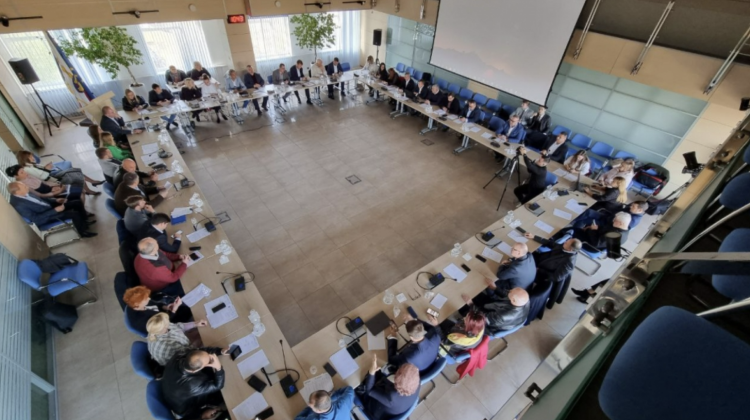 VIDEO Consilierii municipali s-au întrunit în ședință extraordinară! Majorarea tarifului pentru apă – pe ordinea zile