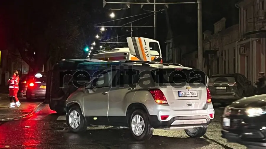 VIDEO Accident în lanț în centrul Capitalei. O ambulanță, răsturnată