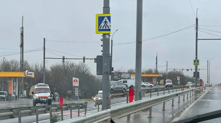 FOTO Ambulanță, accidentată la ieșirea din Stăuceni. Detalii de la Poliție