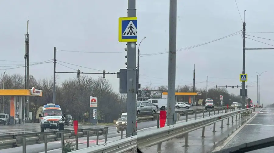 FOTO Ambulanță, accidentată la ieșirea din Stăuceni. Detalii de la Poliție