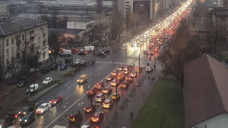 FOTO, VIDEO Nervii șoferilor sunt la pământ! În Capitală s-au format ambuteiaje infernale