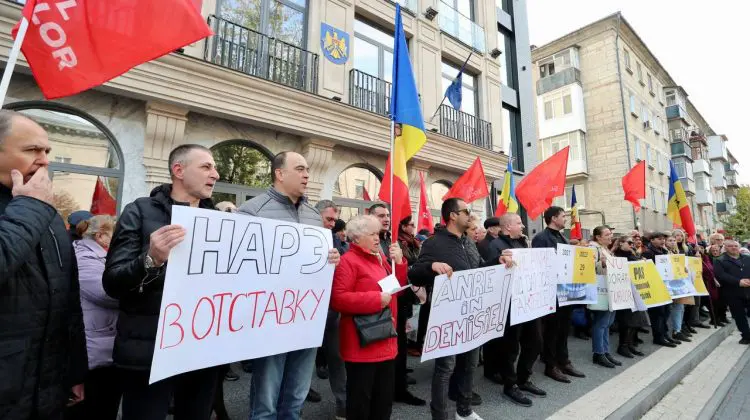 VIDEO, FOTO Socialiștii au ieșit la protest! Cer demisia directorilor ANRE și lichidarea agenției