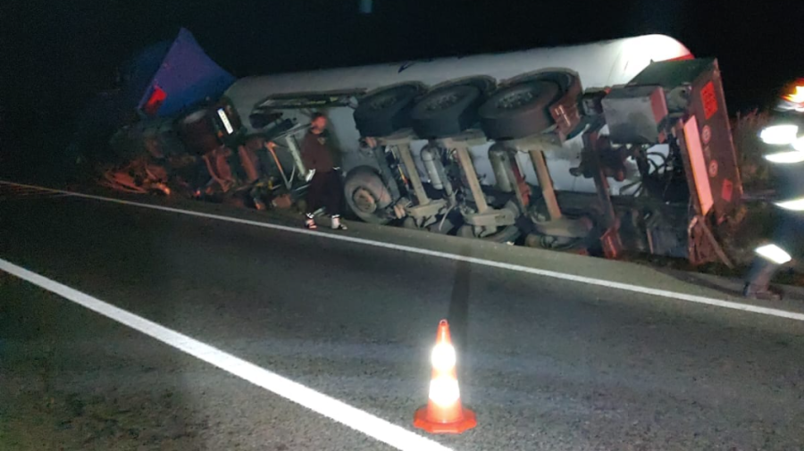 FOTO, VIDEO O autocisternă încărcată cu GPL, răsturnată în apropiere de vama Albiţa. Venea spre Republica Moldova
