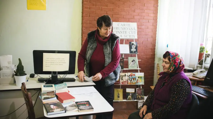 VIDEO La bibliotecă nu doar se citește. La Țibirica, oamenii merg să se înregistreze pe platforma compensatii.gov.md