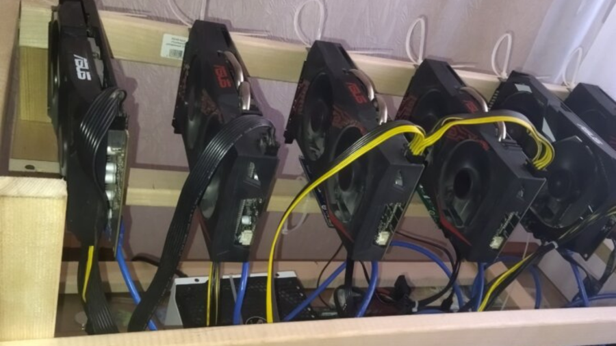 FOTO Vremuri grele! Fermierii cripto își scot utilajele la vânzare