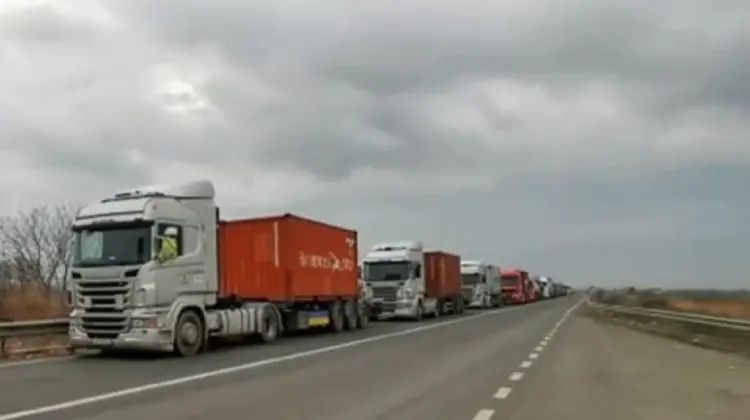 Blocaje la frontiere! Ucrainenii fug de beznă, frig și război: „Am un bebeluș de 9 luni…”