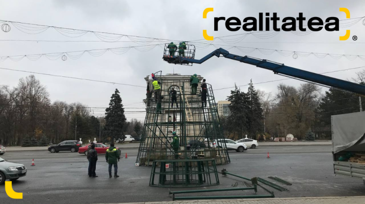 FOTO, VIDEO Atmosferă de sărbătoare în „inima” Capitalei! În PMAN se instalează bradul de Crăciun