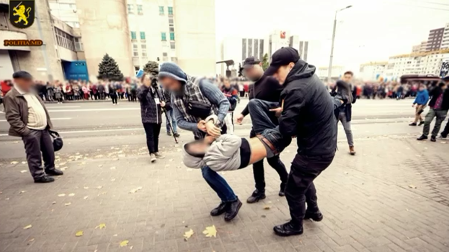 „Toți grămadă să fiți. Cum ajungeți, rupeți”. Poliția publică INTERCEPTĂRI cu ordinele transmise manifestanților