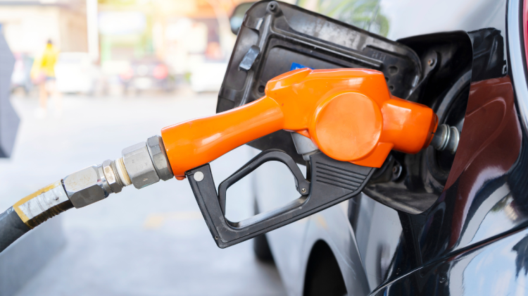 Benzina se scumpește, iar motorina se ieftinește. Noile prețuri ale carburanților – afișate de ANRE