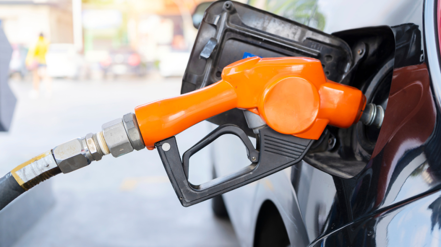 Benzina se scumpește, iar motorina se ieftinește. Noile prețuri ale carburanților – afișate de ANRE