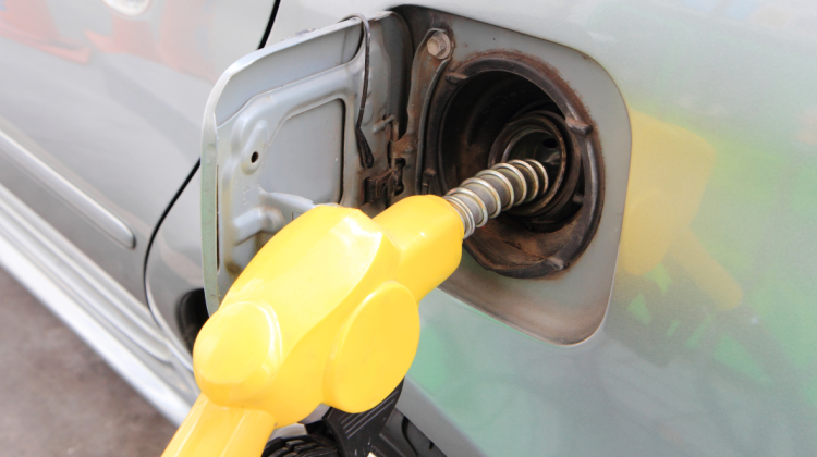 Săptămâna începe cu dreptul pentru șoferi. Motorina se ieftinește cu încă 20 bani