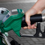 Benzina scade cu 27 de bani, motorina aproape deloc. Cât vor costa carburanții până luni