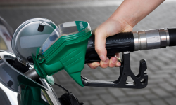 Benzina scade cu 27 de bani, motorina aproape deloc. Cât vor costa carburanții până luni