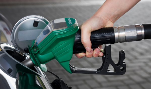 Benzina scade cu 27 de bani, motorina aproape deloc. Cât vor costa carburanții până luni