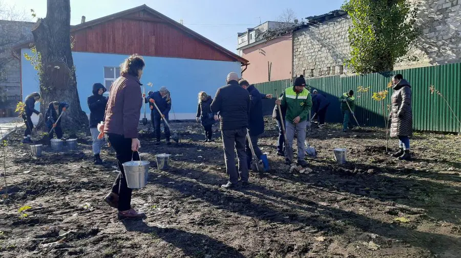 VIDEO În plină toamnă, Capitala înverzește! Sute de oameni au participat la Campania de plantare a arborilor