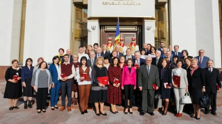 DOC, FOTO După o lună de la semnarea decretului, profesorii decorați de ziua lor profesională și-au primit distincțiile