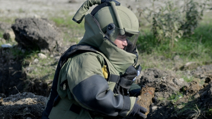 FOTO Peste 20 de obiecte explozive, găsite într-o pădure din raionul Ștefan Vodă. Au intervenit geniștii