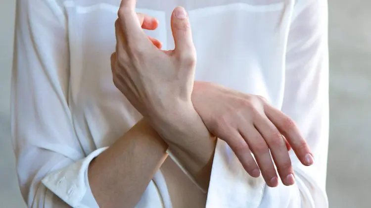 Cancerul apare mai întâi pe mâini. Primele semne care ar trebui să te îngrijoreze
