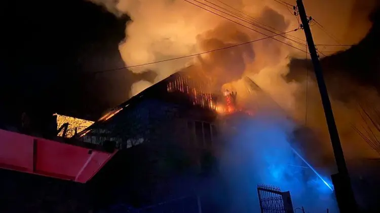 FOTO Incendiu puternic într-o casă cu două nivele din Orhei. Au fost distruse mai multe bunuri