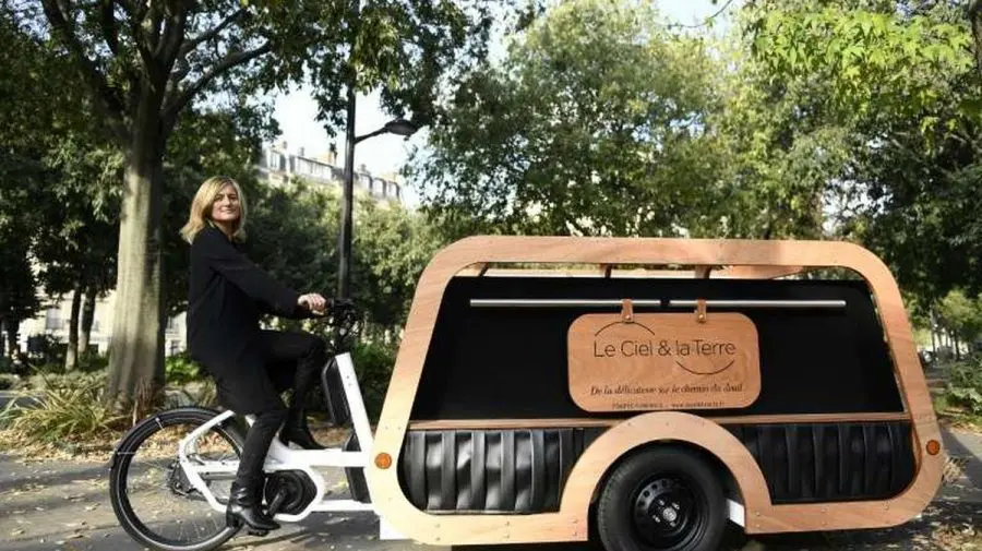„Înmormântări ecologice” în Franța! Sicriul este dus la cimitir cu bicicleta