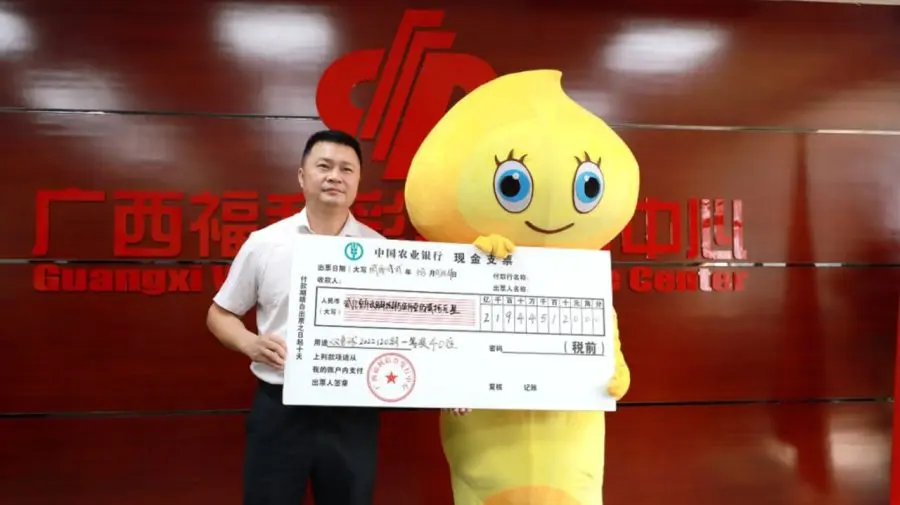 Un chinez a venit deghizat să ridice premiul câștigat la loto. Motivul este unul uluitor