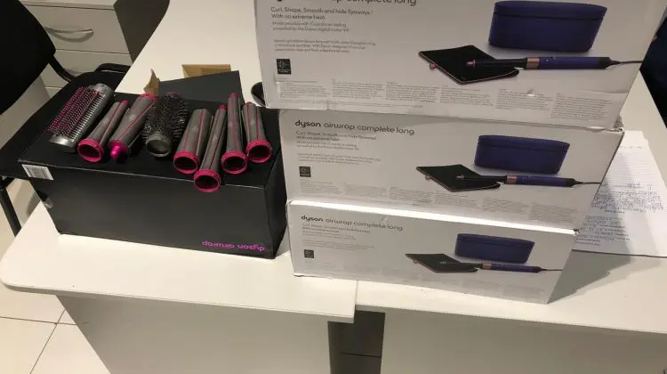 FOTO Contrabandă cu „Dyson” – contracarată la Aeroport! În bagajul cui au fost depistate uscătoarele de păr