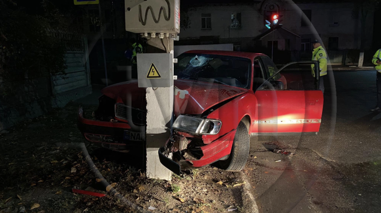 FOTO Condițiile meteo i-au dat bătăi de cap! O șoferiță din Bălți a ajuns cu mașina într-un pilon electric